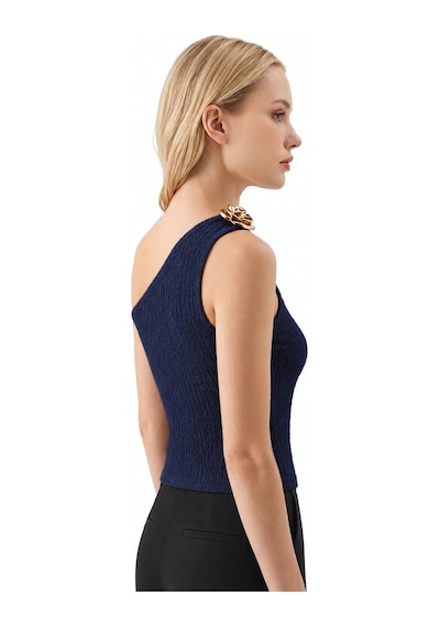 Cottonhıll Premium - Tide Collection Lacivert Tek Omuz Çiçek Aksesuarlı Bürümcük Dokulu Kadın Crop Bluz