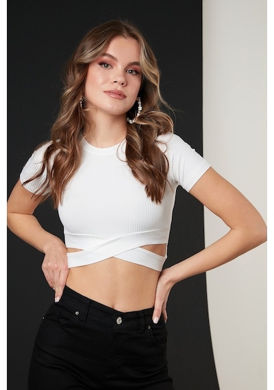 Lela Fitilli Bel Detaylı Kısa Kollu Dar Kesim Crop Bayan Bluz 5864211 Ekru