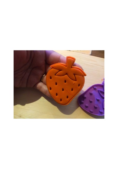 Gıdaya Uygun Çilek Şeklinde Kurabiye Kalıbı 2 Parça / 10x7,5 Cm Diğer