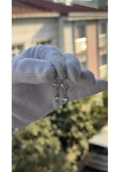 Kadın Gümüş Renk Kalpli Zirkon Taşlı Sallantılı Şık Tasarım Küpe Gümüş