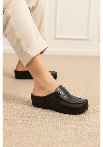Enoch Kadın Tam Kapalı Burunlu Loafer Model Metal Amblem Detaylı Anatomik Comfort Terlik Siyah Enoch Kadın Tam Kapalı Burunlu Loafer Model Metal Amblem Detaylı Anatomik Comfort Terlik Siyah