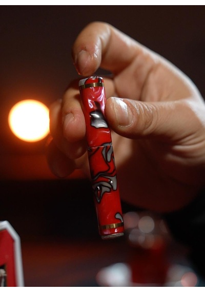 Caka Valera Ortadan Kırılan Benzinli Pirinç Gemici Muhtar Çakmağı - Scarlet Kırmızı