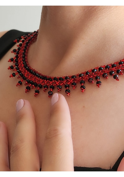Etnik Bohem Kırmızı Siyah Salkım Model Kum Kristal Boncuk Kolye El Yapımı Kırmızı