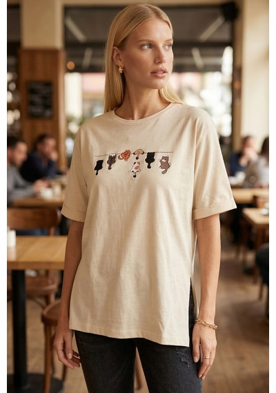 Armonika Kadın Krem Önü Kedi Baskılı Yanları Yırtmaçlı Pamuklu T-shirt Arm-26y137002