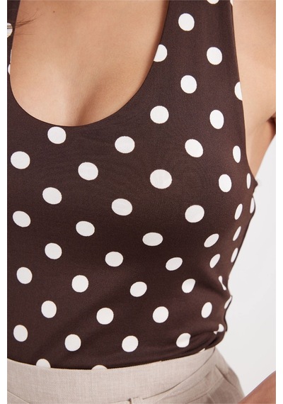 Tudors Kadın Standart Fit Normal Kesim Halter Yaka Kolsuz Puantiyeli Kahverengi Bluz-50988