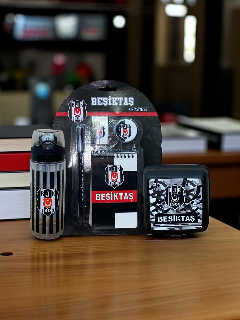 Beşiktaş Taraftar 4 Bölmeli Beslenme Kutusu 500 Ml Matara Kırtasiye Seti Siyah - Beyaz