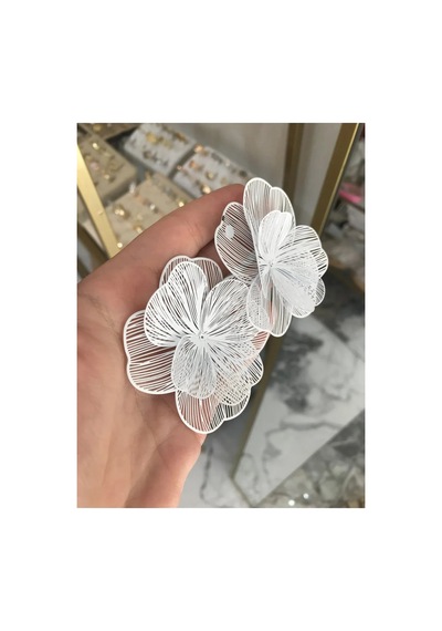 Metal Çizgili Çiçek Model Küpe Beyaz