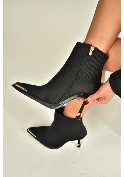 Fox Shoes V820200504 Siyah Kumaş İnce Topuklu Sivri Burunlu Yarım Bot Siyah