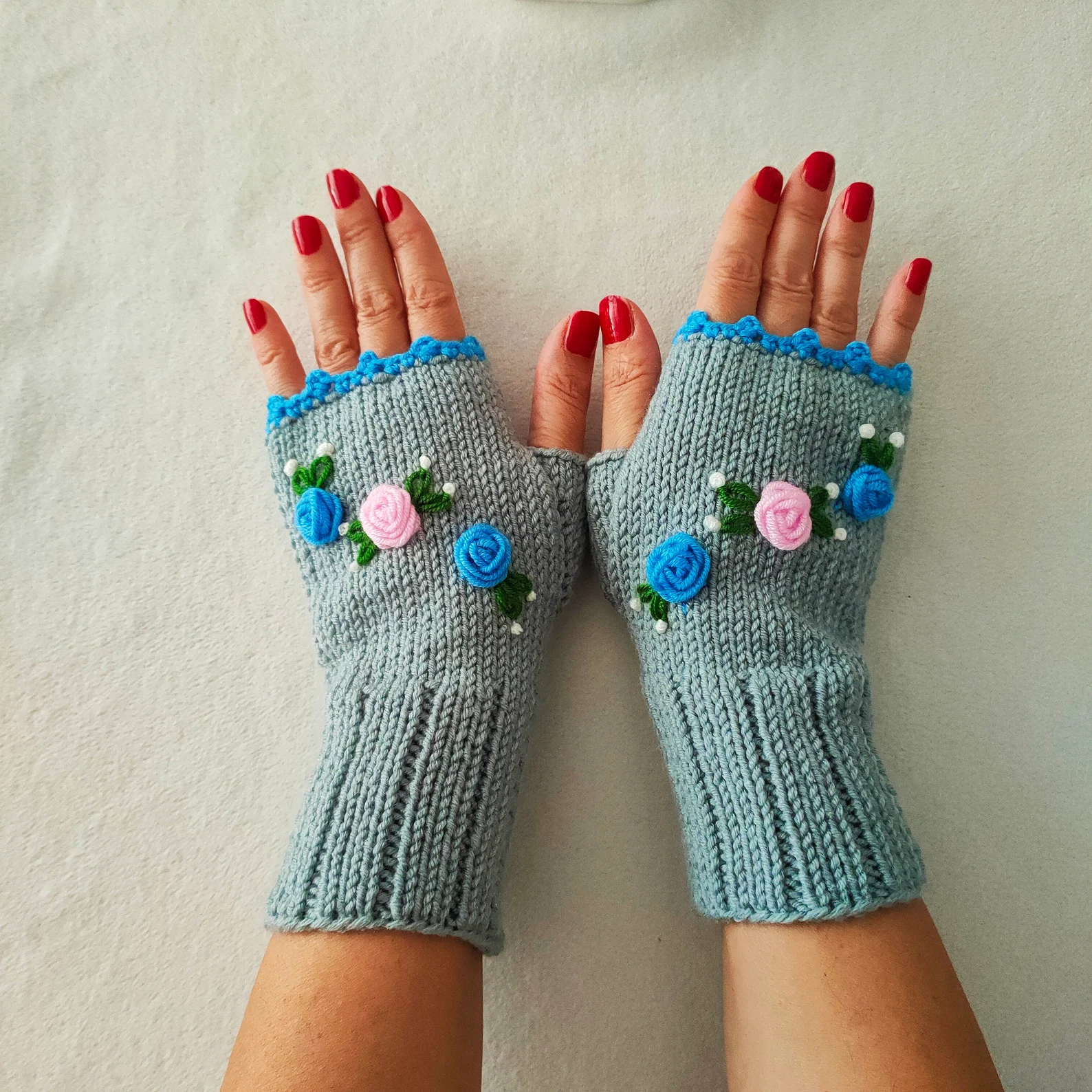 Newdaycraft El Örgüsü Mavi Ve Pembe Gül Nakışlı Gri Parmaksız Eldiven