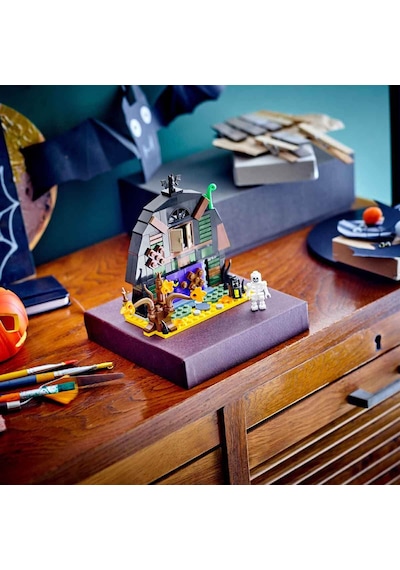 Lego Iconic Cadılar Bayramı Ahırı 40721