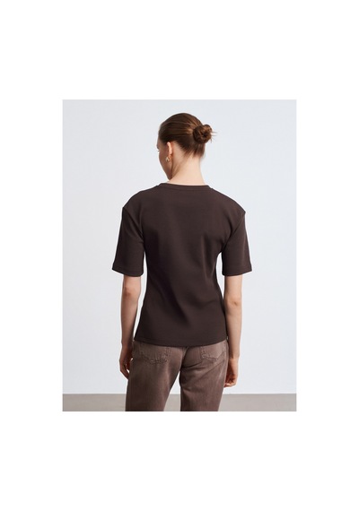 Dilvin 32445 Aksesuar Detaylı Basic T-shirt Kahverengi