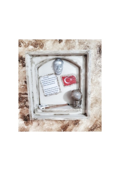 El Yapımı Ulu Önder Atatürk, Istiklal Marşı Ve Türk Bayrağı Üçlüsünden Oluşan Pano.