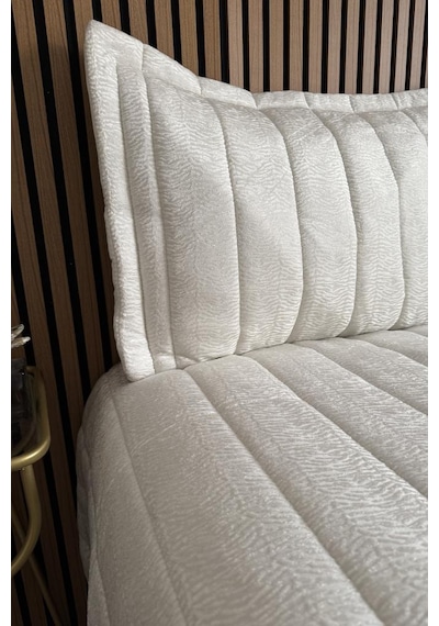 Velmira Jakarlı Kadife Elyaf Dolgulu Yatak Örtüsü 240x240 Cm Krem Krem