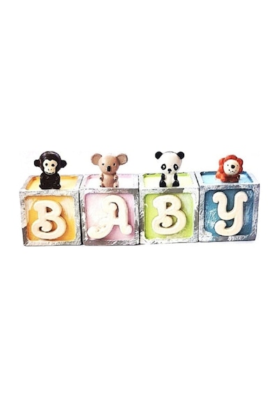 El Yapımı '' Baby'' Yazılı Küplerin Üzerinde Hayvan Figürleri Konsepti.