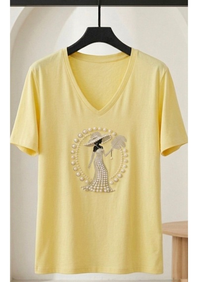 V Yaka İnci Taş İşlemeli Şapkalı Kadın Figürlü Premium T-shirt Sarı