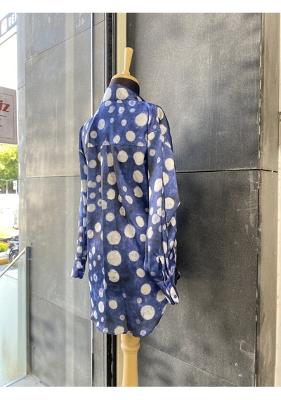 Pera Moda Oversize Kalıp Batik Desenli Puantiyeli Saten Gömlek Lacivert