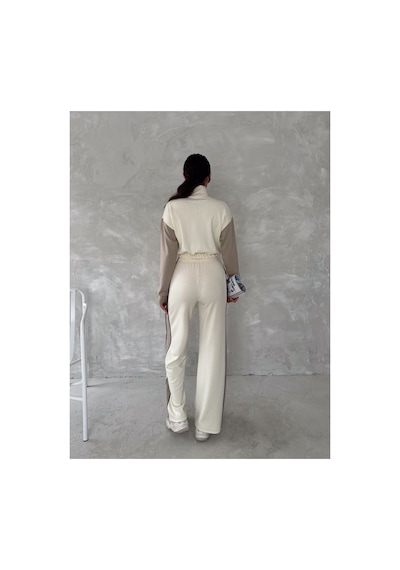 Gugus Kadın Trend Eşofman Takımı Dik Yaka Fermuarlı Bol Paça Yanları Şeritli Aysho Model Beyaz-bej Gugus Kadın Trend Eşofman Takımı Dik Yaka Fermuarlı Bol Paça Yanları Şeritli Aysho Model Beyaz-bej