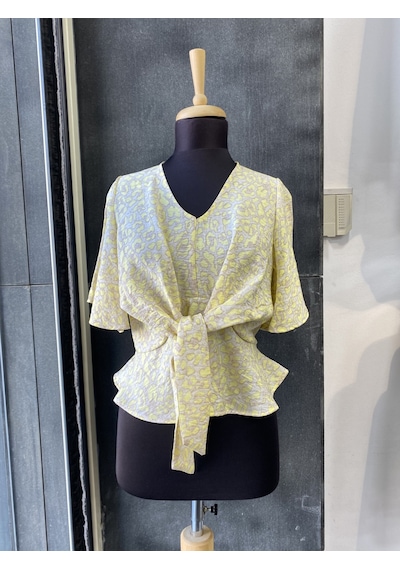 Pera Moda Leopar Desenli Önden Bağlamalı Beli Lastikli Crop Bluz Gömlek Terayağ Sarısı Pera Moda Leopar Desenli Önden Bağlamalı Beli Lastikli Crop Bluz Gömlek Terayağ Sarısı
