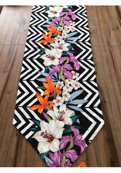 Zigzag Desen Üzerine Lilyum Çiçek Desenli Runner & Turuncu Supla Çok Renkli
