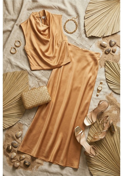 Fashion Cocktail Degajeli Dökümlü Yaka Yumuşacık Saten Kumaşlı Kolsuz Bluz Yüksek Bel Etek Abiye Davet Kokteyl Takım Camel