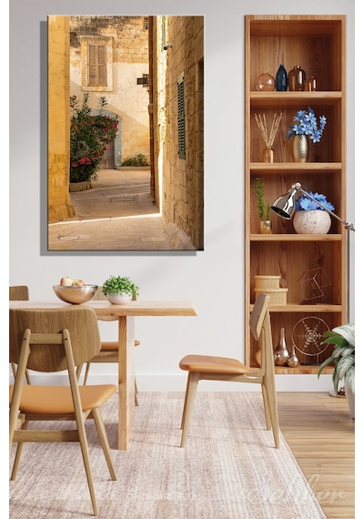 Malta'nın Eski Başkenti Mdina Şehrindeki Dar Ve Tarihi Bir Sokak Dikey Kanvas Tablo 3905 Çok Renkli
