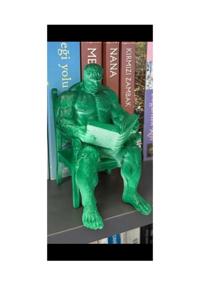 Hulk Oturan Figür 10 Cm Sandalyeli