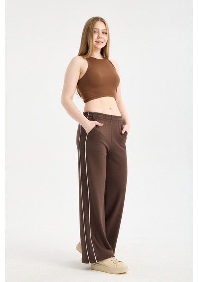 Gugus Kadın Trend Bol Paça Modal Kumaş Eşofman Altı Çift Cepli Wide Leg Yanları Beyaz Şeritli Kahverengi Gugus Kadın Trend Bol Paça Modal Kumaş Eşofman Altı Çift Cepli Wide Leg Yanları Beyaz Şeritli Kahverengi