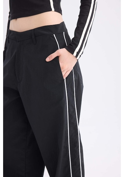 DeFacto Coool Wide Leg Geniş Bol Paça Cepli Şerit Detaylı Normal Bel Pantolon D4404AX24AUBK27