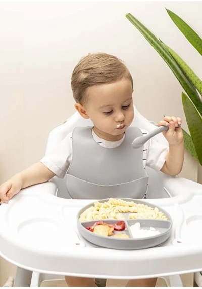 Gri 3 Lü Silikon Yemek Seti Önlük + Diş Kaşıyıcılı Kaşık + Vakumlu Tabak