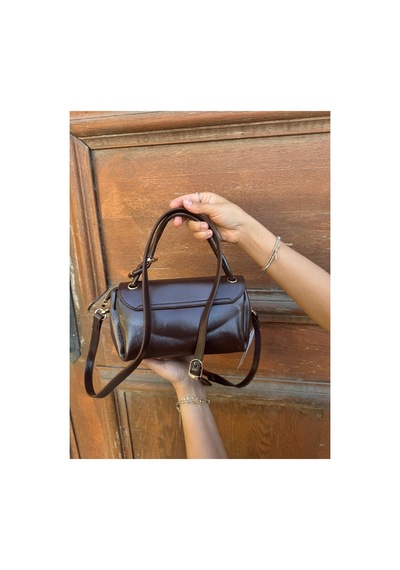 Just Polo Kadın Yeni Sezon Aksesuar Detaylı Çapraz Ayarlanabilir Askılı Şık El & Omuz Çantası Ebat 22 X 11 Cm Kahverengi