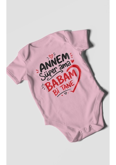 Morivokids Annem Süper Ama Babam Bi Tane Kısa Kollu Bebek Body %100 Pamuk Koyu Pembe