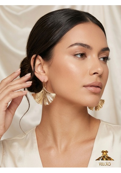 Yaprak Model Çelik Küpe Altın