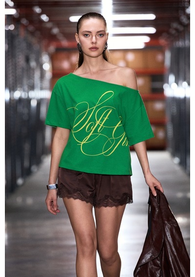 Grımelange Qaly Kadın Kayık Yaka Tek Omuz Kısa Kol Ön Ve Arka Baskı Detaylı Relaxed Yeşil T-shirt Grımelange Qaly Kadın Kayık Yaka Tek Omuz Kısa Kol Ön Ve Arka Baskı Detaylı Relaxed Yeşil T-shirt