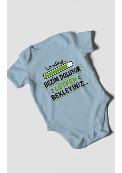 Morivokids Bezim Doluyor Lütfen Bekleyiniz Kısa Kollu Bebek Body %100 Pamuk Bebe Mavisi