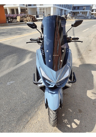 Motocam Küba Chia 125 Ön Cam 2023-2026 Model 55cm Siyah Renkli 4mm Kısa