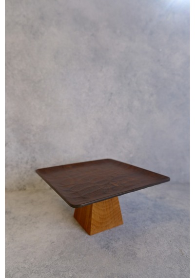 Justwood Ligna Melamin Ahşap Rölyefli 26 Cm Piramit Ayaklı Pasta Tabağı, Servis Tabağı, Sunumluk Koyu Kahverengi