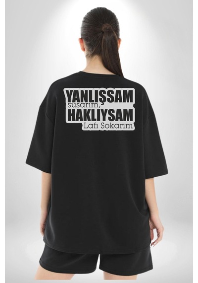Yanlışsam Susarım, Haklıysam Lafı Sokarım Pamuklu Unisex Oversize Sırt Dijital Baskılı Siyah T-shirt Siyah Yanlışsam Susarım, Haklıysam Lafı Sokarım Pamuklu Unisex Oversize Sırt Dijital Baskılı Siyah T-shirt Siyah