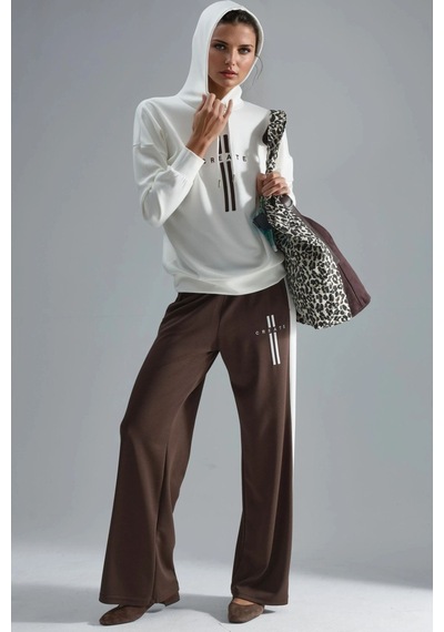 Hiccup Modal Dokulu Kapüşonlu Sweatshirt Ve Şerit Detaylı Pantolon Takımı Bersan Collection Beyaz Hiccup Modal Dokulu Kapüşonlu Sweatshirt Ve Şerit Detaylı Pantolon Takımı Bersan Collection Beyaz