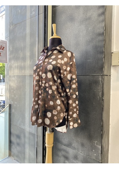 Pera Moda Oversize Kalıp Batik Desenli Puantiyeli Saten Gömlek Kahve