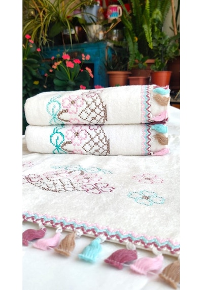 Çeyizlik 50x90 Cm. Kanaviçe Çiçek Desenli Püsküllü Kadife Lüks Havlu Seti 3'lü Set Açık Krem