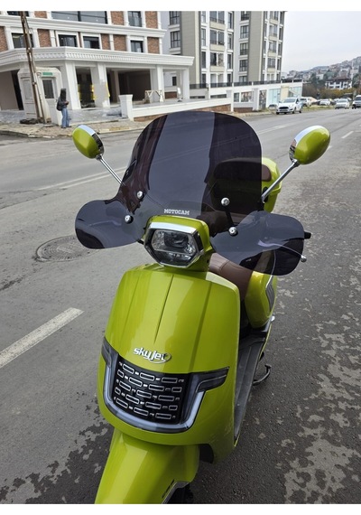 Motocam Küba Bayberry Ön Cam 2024-2026 Model 37cm Siyah Renkli 4mm Elcikli Aparatsız