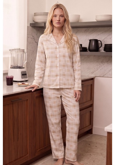 Siyah İnci Desenli Termal Kumaşlı Ultra Soft Yumuşak Düğmeli Örme Pijama Takımı 26226117 Krem Siyah İnci Desenli Termal Kumaşlı Ultra Soft Yumuşak Düğmeli Örme Pijama Takımı 26226117 Krem
