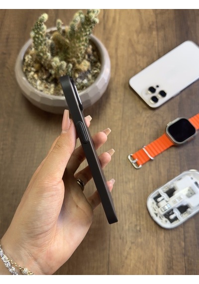 Apple iPhone 13 Uyumlu Süper İnce Mat Ultra Thin Silikon Kılıf Buzlu Siyah