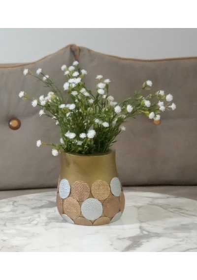 Vazoda Beyaz Yapay Çiçek Dekoratif Altın Puanlı Poliresin Vazo Dahil  9 x 9 x 15 CM