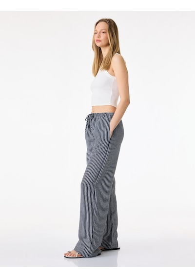 Koton Rahat Kalıp Modal Karışımlı Cepli Beli Bağcıklı Pantolon Lacivert Çizgili 6sal40011ıw Koton Rahat Kalıp Modal Karışımlı Cepli Beli Bağcıklı Pantolon Lacivert Çizgili 6sal40011ıw