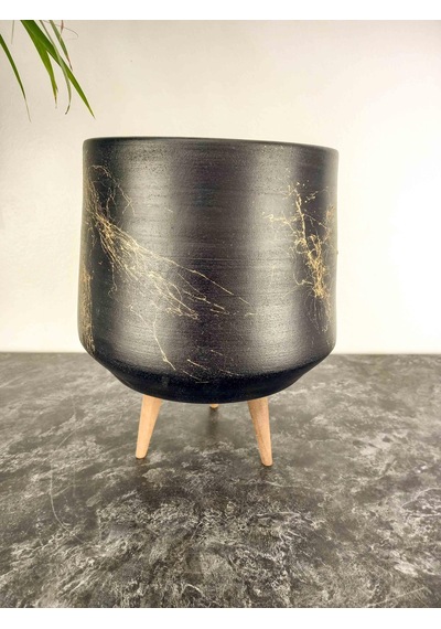 Bitki Tasarımı Ev Dekorasyon Aksesuar Siyah Üzeri Gold Mermer Efektli Keskin Hatlı Toprak Saksı Saksılık Salon Çiçeklik 3 Ayaklı - 19 CM Bitki Tasarımı Ev Dekorasyon Aksesuar Siyah Üzeri Gold Mermer Efektli Keskin Hatlı Toprak Saksı Saksılık Salon Çiçeklik 3 Ayaklı - 19 CM