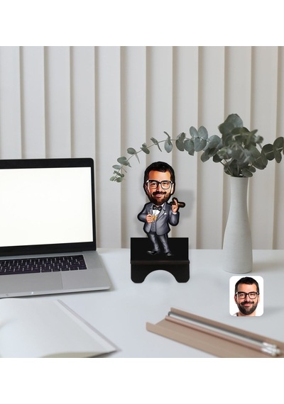 Kişiye Özel Erkek Patron Karikatürlü Ahşap Biblo Telefon Standı-3
