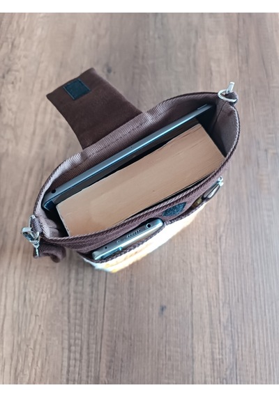 Aksesuarsepeti El Yapımı Ayçiçek Desenli Motifli Astarlı Taşıma Askılı Cepli Kadın Tablet Çantası Kitap Çantası Acıkahverengi Aksesuarsepeti El Yapımı Ayçiçek Desenli Motifli Astarlı Taşıma Askılı Cepli Kadın Tablet Çantası Kitap Çantası Acıkahverengi