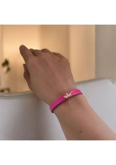 V Harfine Özel 14 Ayar Altın Plakalı Doğal Pembe Derili Taç Motifli Hediye Bileklik-495harf V