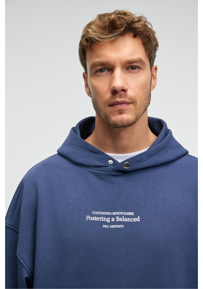 Grimelange CLAY Erkek %100 Pamuk Kapüşonlu Çıtçıtlı Baskılı Cebi Süs Etiketli İndigo Sweatshirt Grimelange CLAY Erkek %100 Pamuk Kapüşonlu Çıtçıtlı Baskılı Cebi Süs Etiketli İndigo Sweatshirt